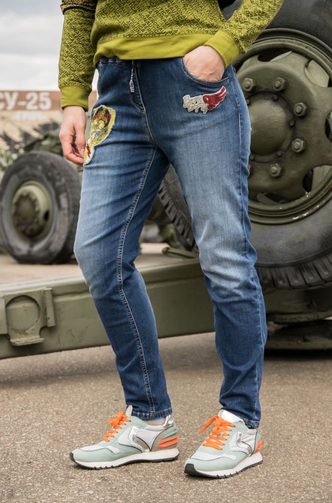 Женские джинсы с нашивками Аэронавтика Милитаре