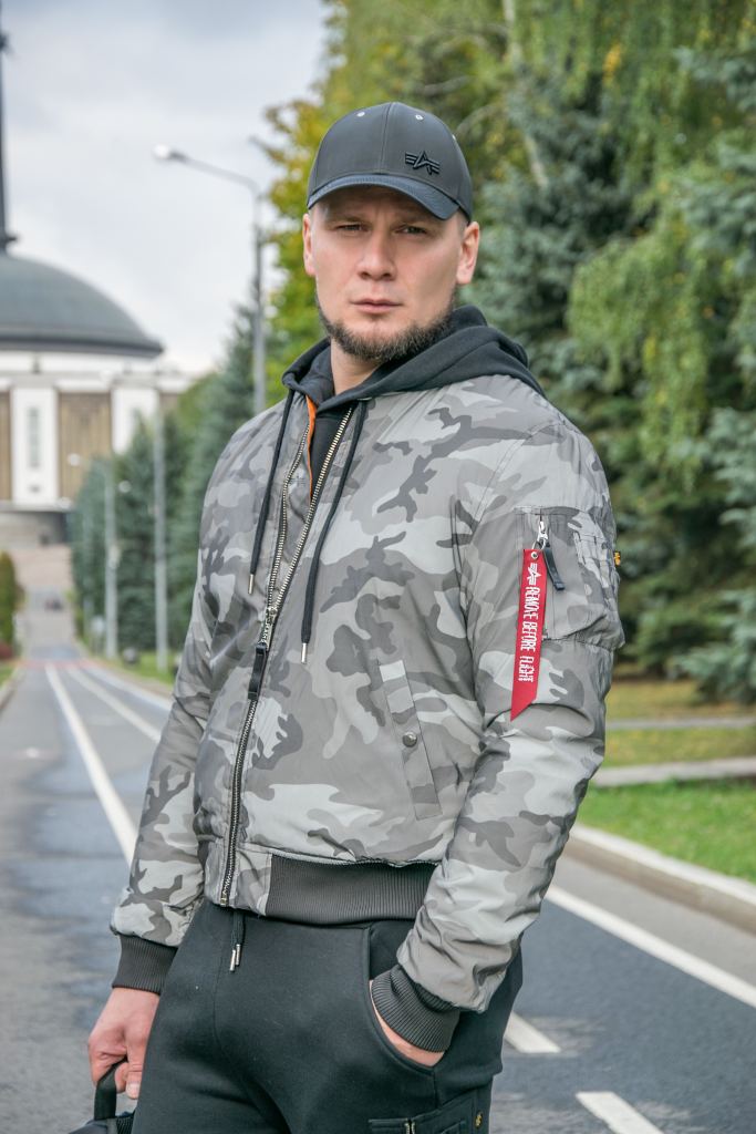 куртка с карманом на рукаве