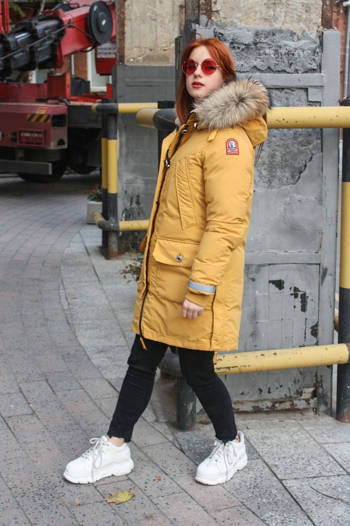 Декоративная фирменная нашивка PJS (Параджамперс) на левом рукаве и застежка-карабин на горловине женской куртки INUIT Parajumpers