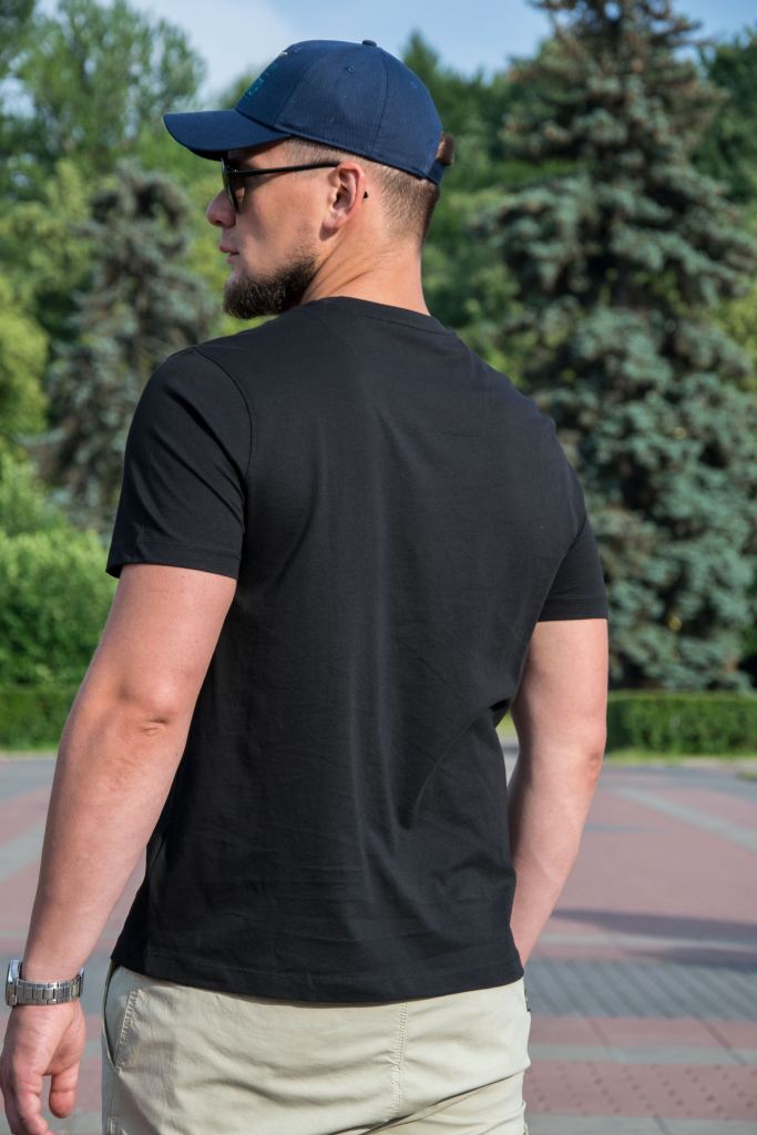 Чёрная мужская брендовая футболка