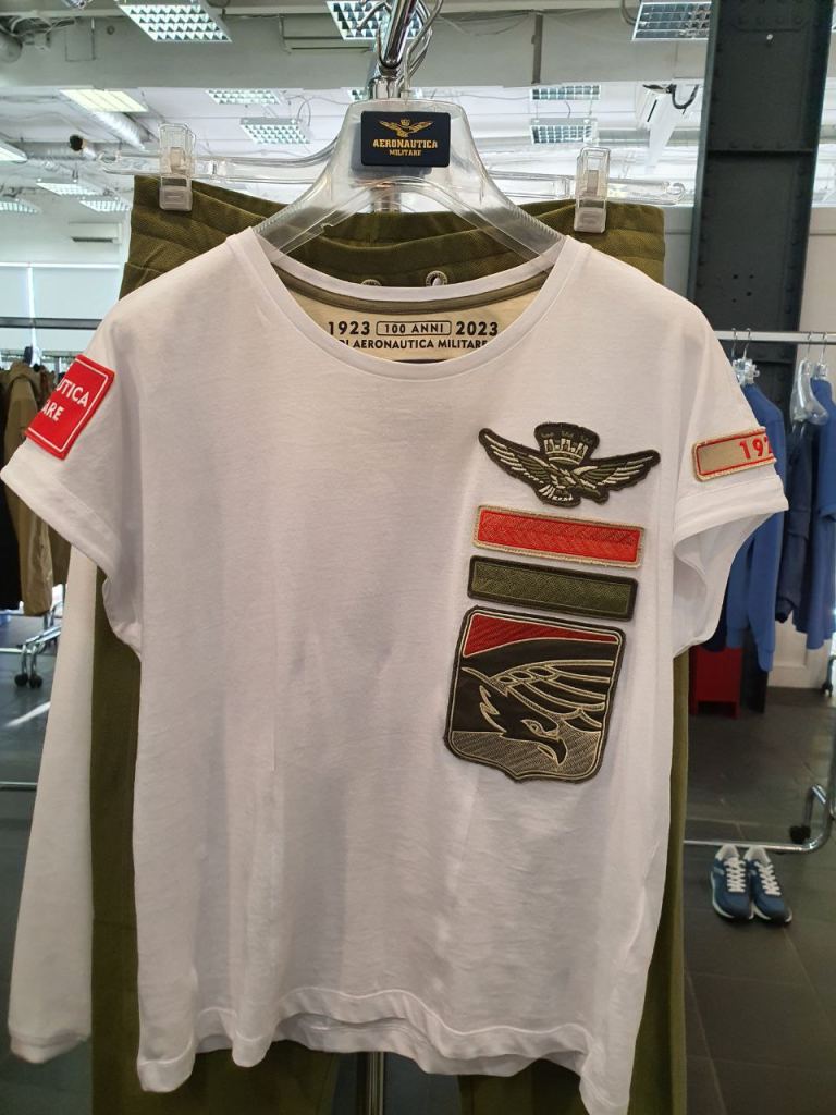 Новая женская футболка с нашивками Aeronautica Militare SS23