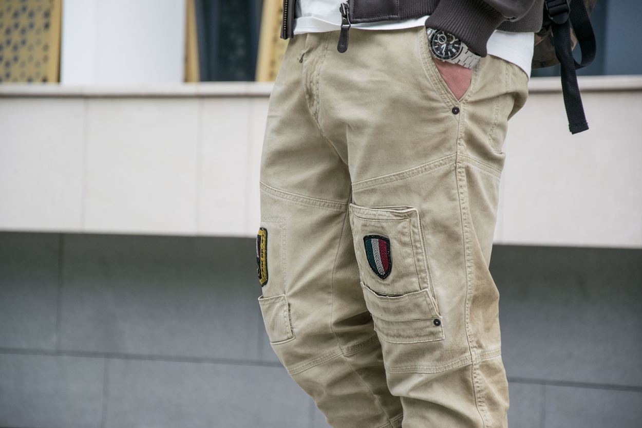 брюки с карманами на бедрах
