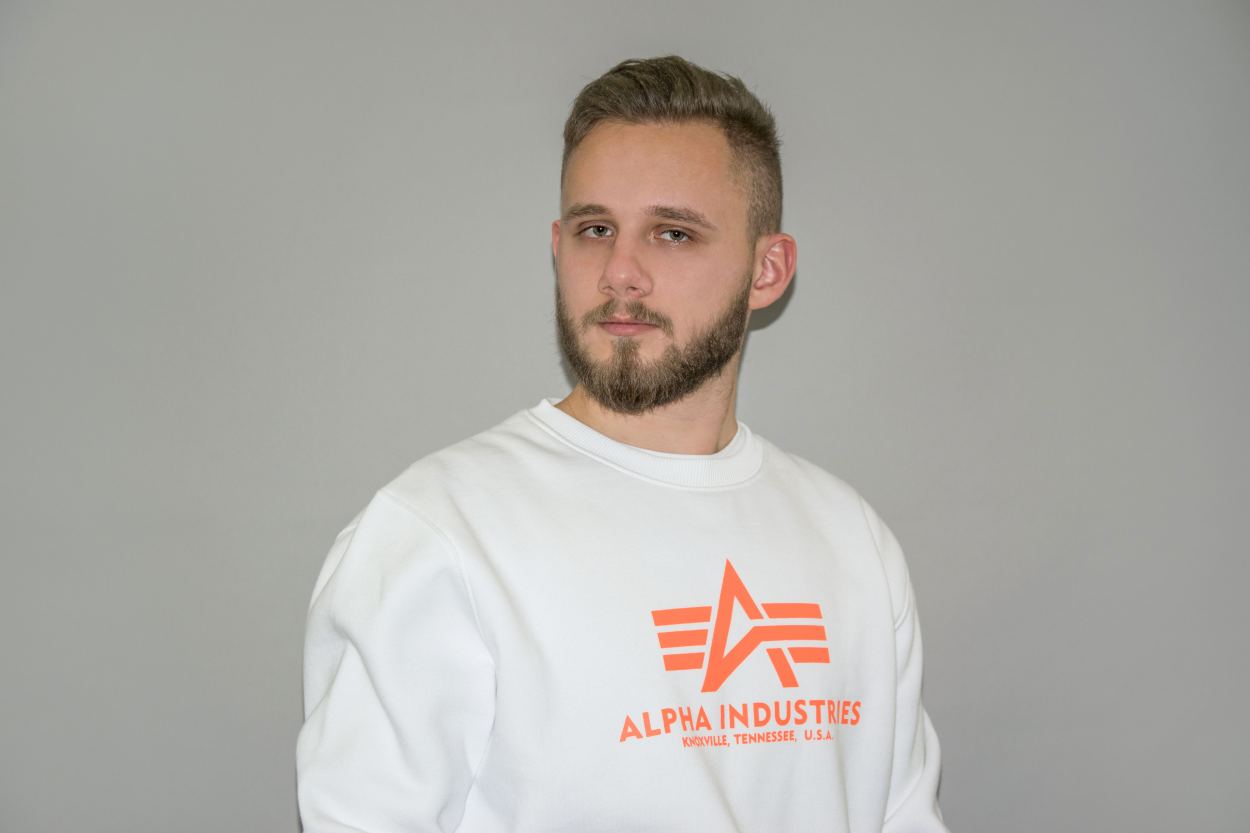 Свитшот ALPHA INDUSTRIES BASIC SWEATER белый неоновый оранжевый