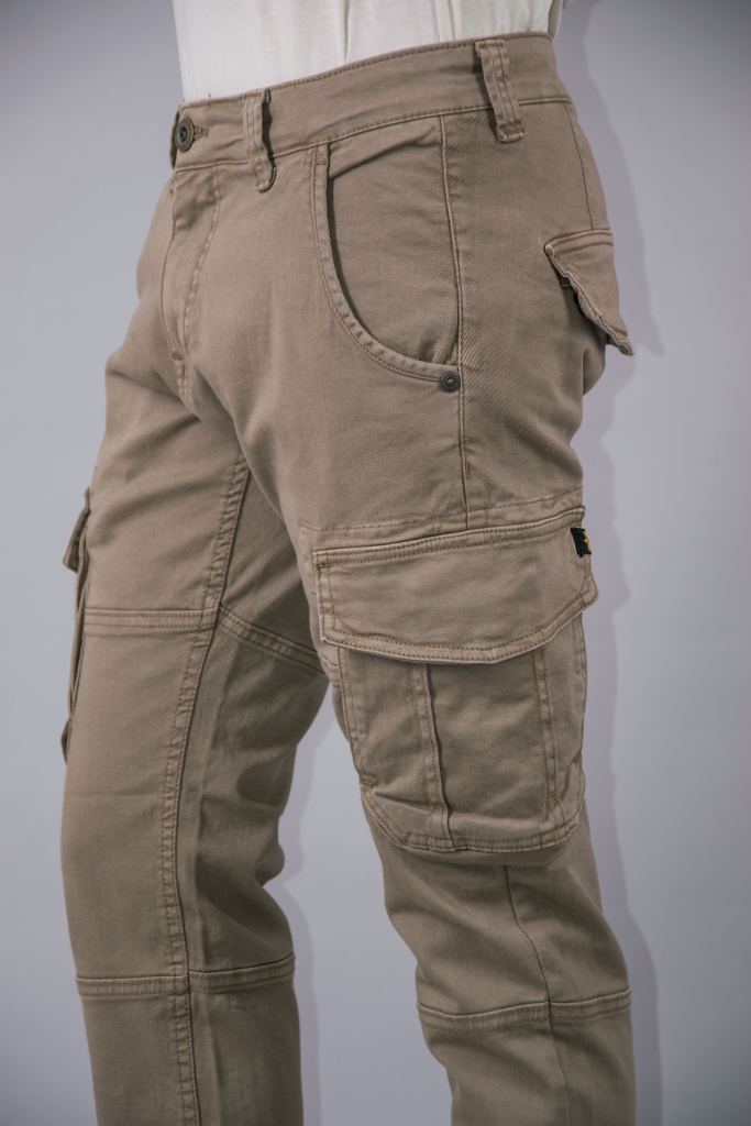 брюки с карманами на бедрах