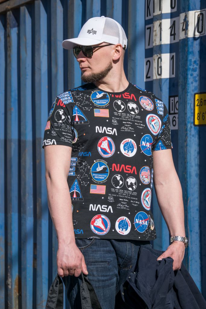 Футболка ALPHA INDUSTRIES NASA AOP black фото 2