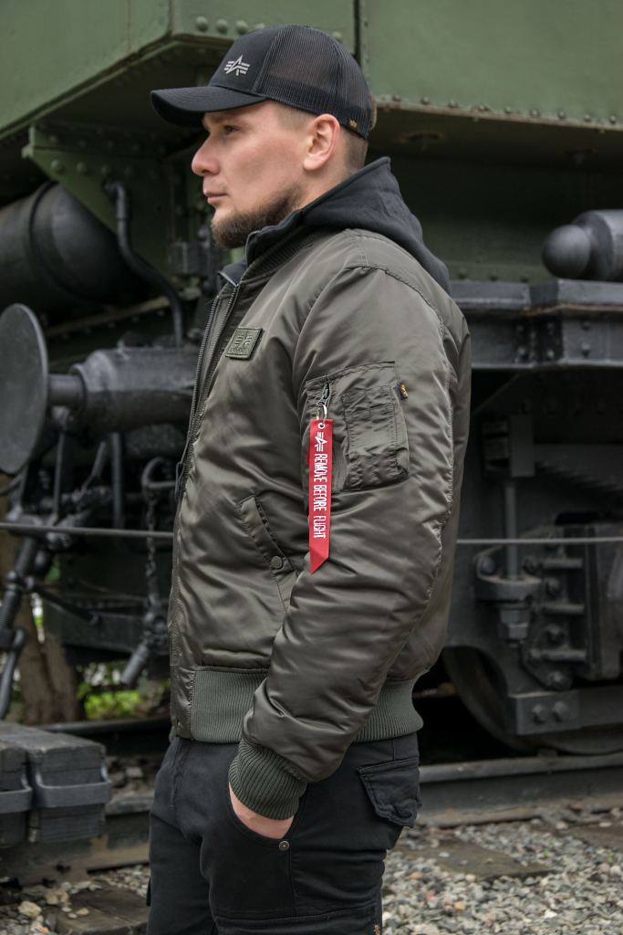 Карман на молнии рукава бомбера ALPHA INDUSTRIES D Tec MA 1