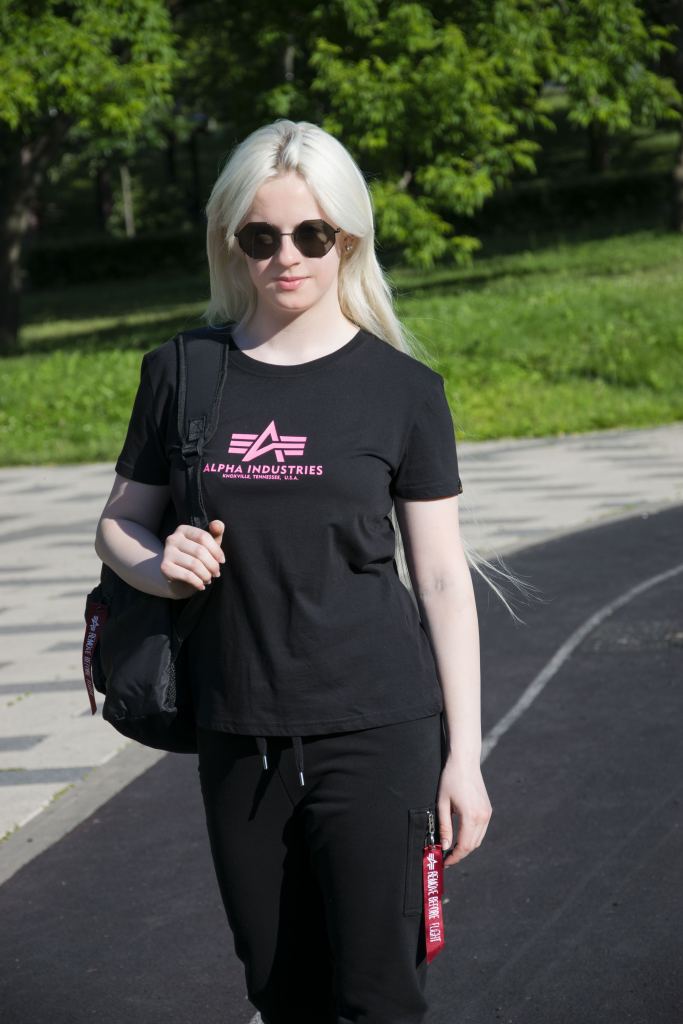 Женская футболка ALPHA INDUSTRIES NEW BASIC T blackneon pink (2).jpg