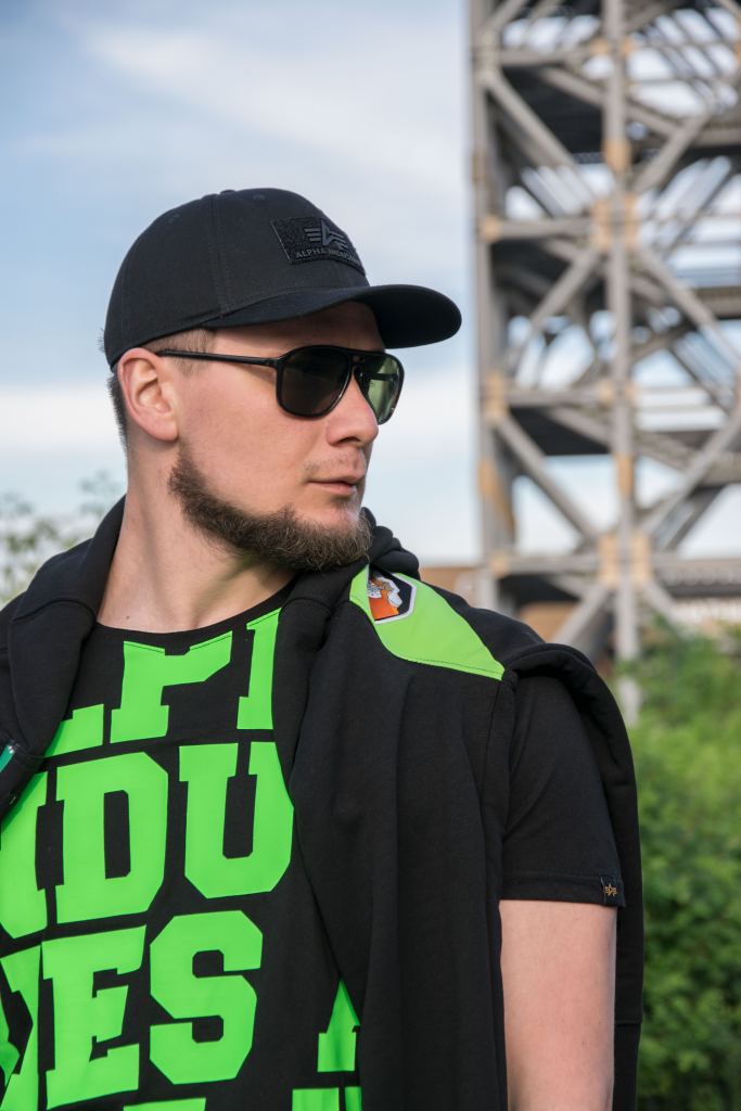 Футболка ALPHA INDUSTRIES BIG LETTERS T black neon green фото 2