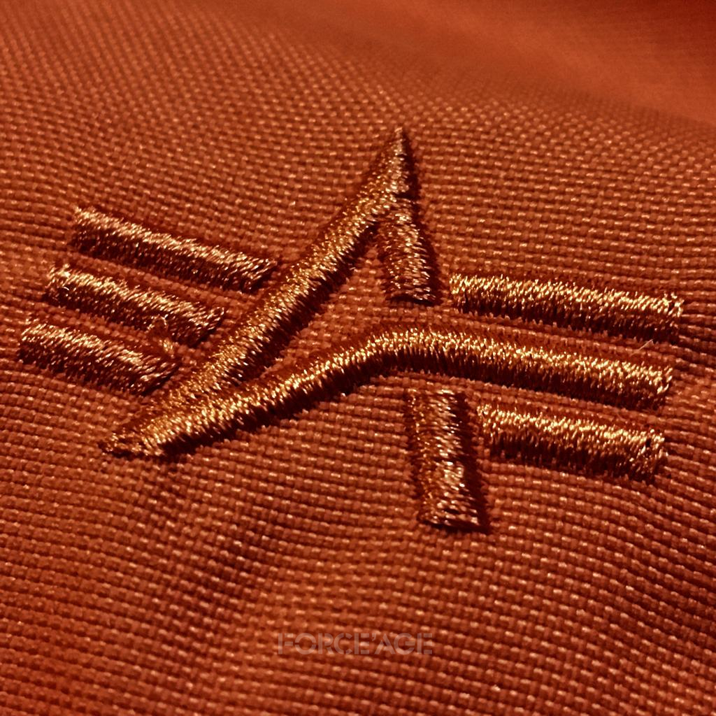 Вышивка логотипа Альфа Индастриз на оригинальных алясках в ткани оксфорд Эксплорер