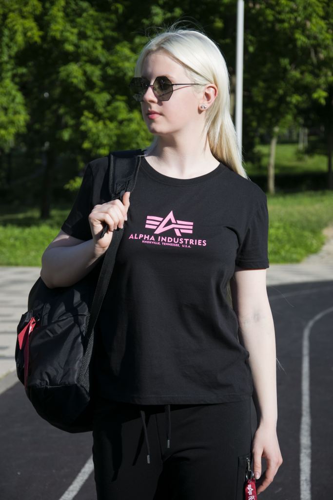 Женская футболка ALPHA INDUSTRIES NEW BASIC T blackneon pink (1).jpg