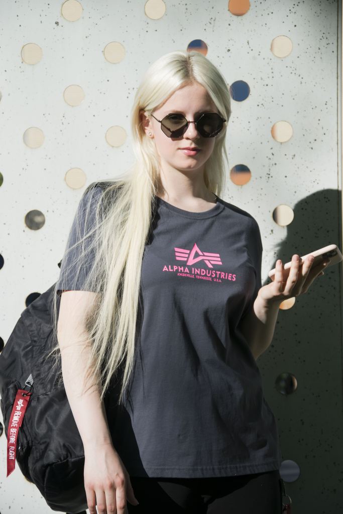 Женская футболка ALPHA INDUSTRIES NEW BASIC T grey blackneon pink (1).jpg