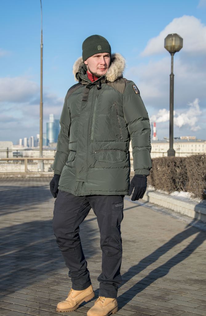 пуховик с нашивками 