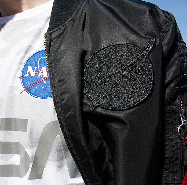 черная мужская нейлоновая куртка с нашивками NASA, футболка NASA
