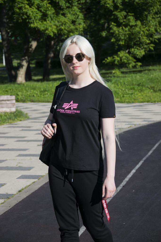 Женская футболка ALPHA INDUSTRIES NEW BASIC T blackneon pink (3).jpg
