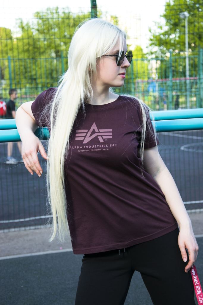 Женская футболка ALPHA INDUSTRIES LOGO T deep maroon (1).jpg