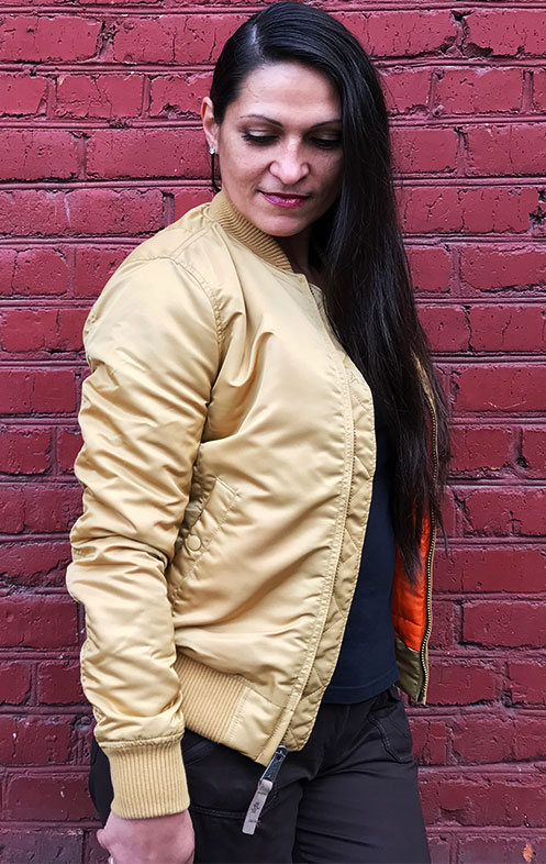 девушка в бомбере альфа индастриз, золотая куртка-бомбер для девушки, Красный Октябрь, Москва