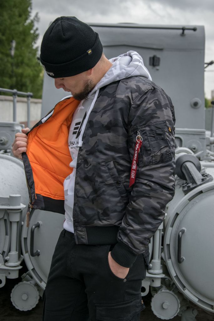 Оранжевая подкладка мужского бомбера Альфа Индастриз