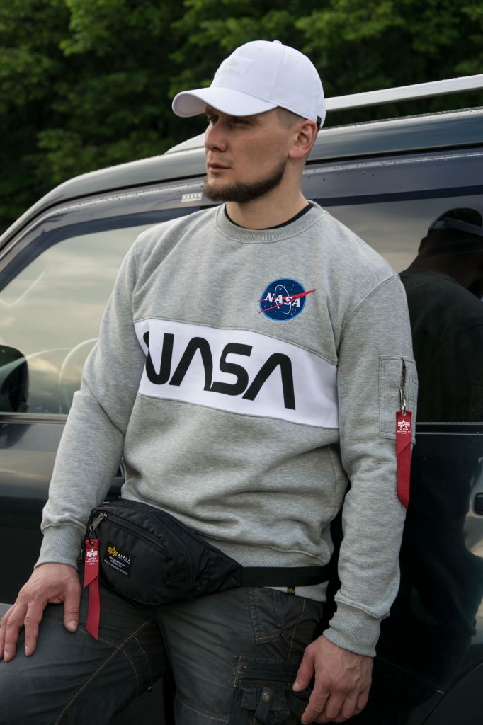 Нашивка Наса на свитшоте ALPHA INDUSTRIES NASA Inlay