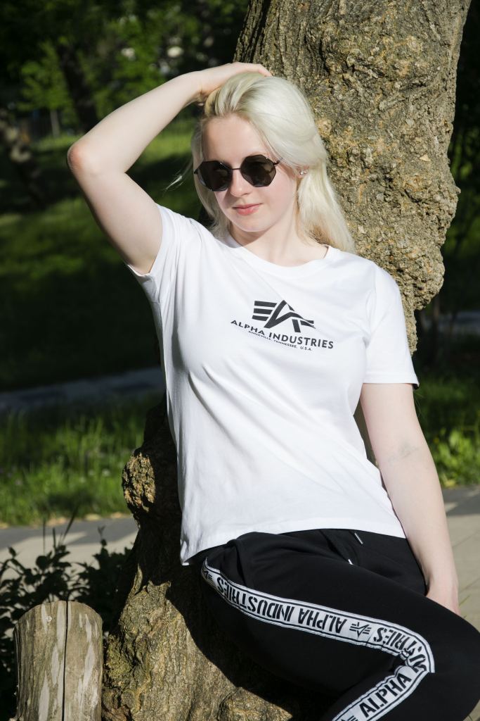 Белая женская спортивная футболка