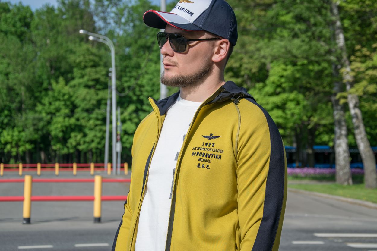 толстовка с лампасами