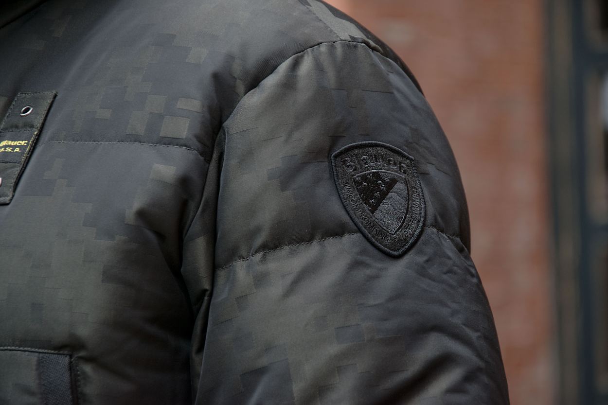 Брендированная нашивка рукава пуховика BLAUER_BLOUSON