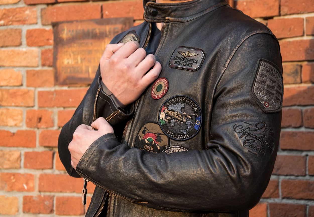 Молнии на рукавах кожаной куртки Aeronautica Militare