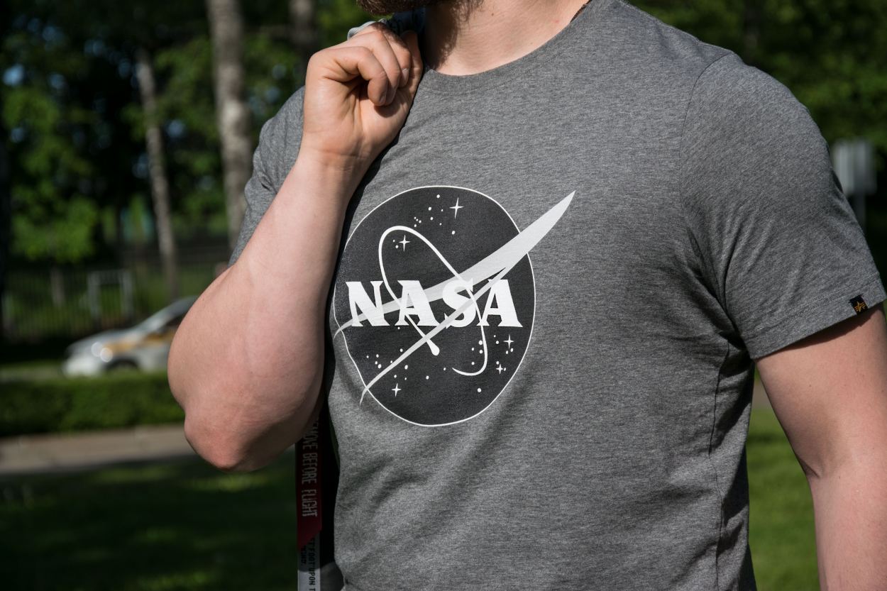 Футболка ALPHA INDUSTRIES NASA LOGO medium charcoal heather фото 1