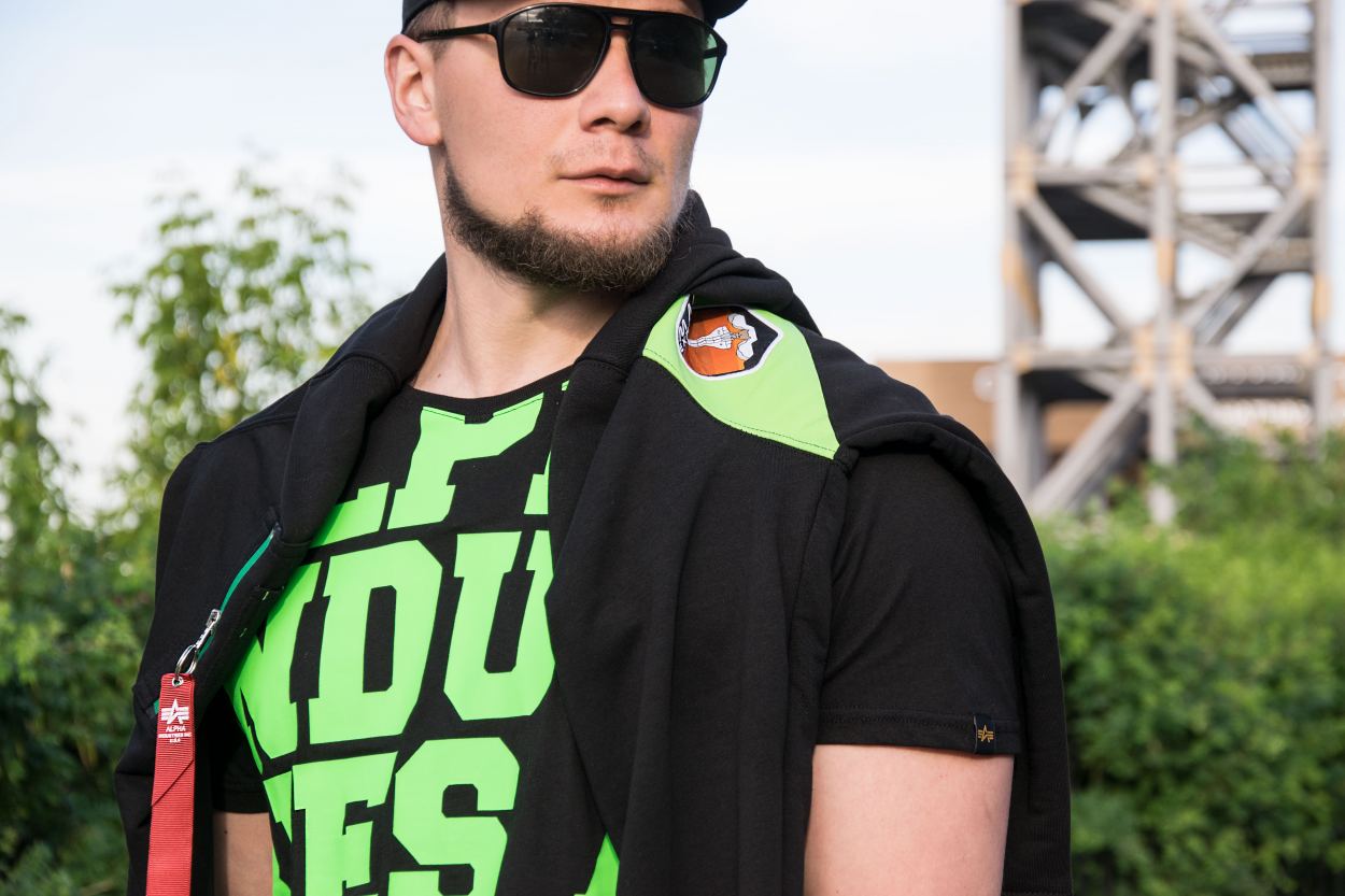 Футболка ALPHA INDUSTRIES BIG LETTERS T black neon green фото 1