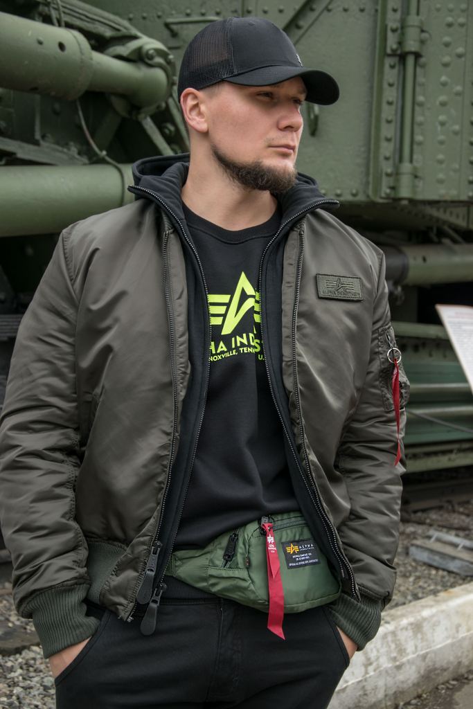 Чёрный свитшот Alpha Industries с логотипом