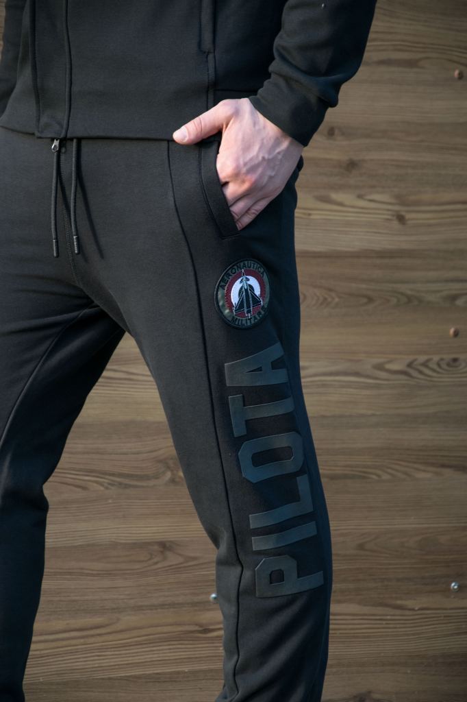 Спортивные брюки с нашивками Аэронавтика Милитари