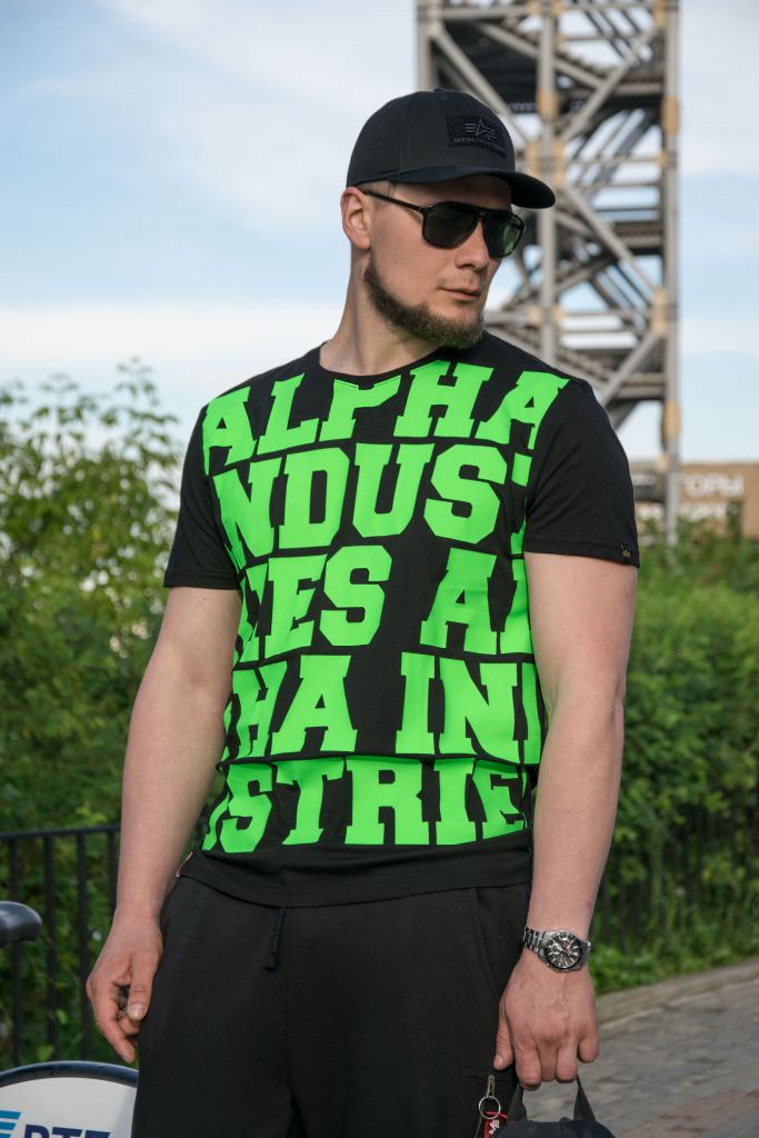 Футболка ALPHA INDUSTRIES BIG LETTERS T black neon green фото 1