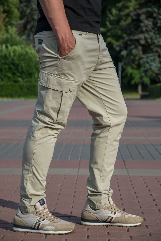 Светлые летние мужские брюки