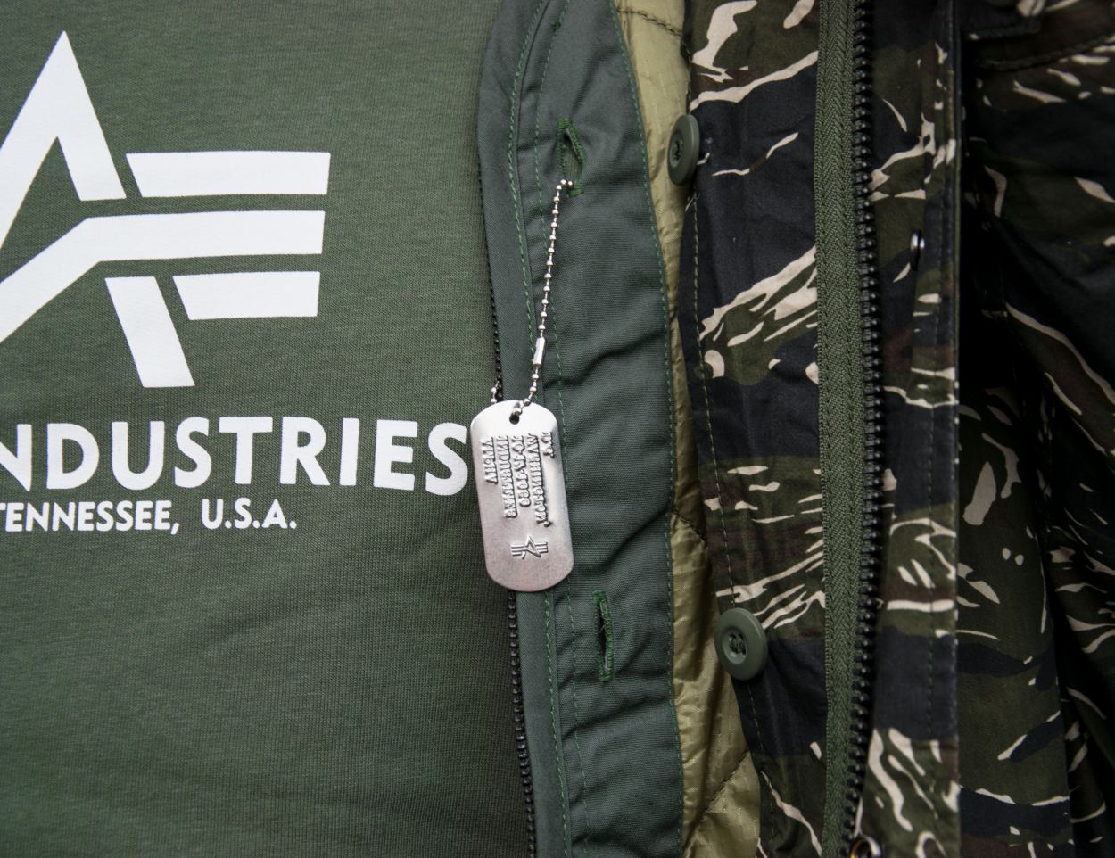 Жетон Dog Tag на куртке Alpha Industries