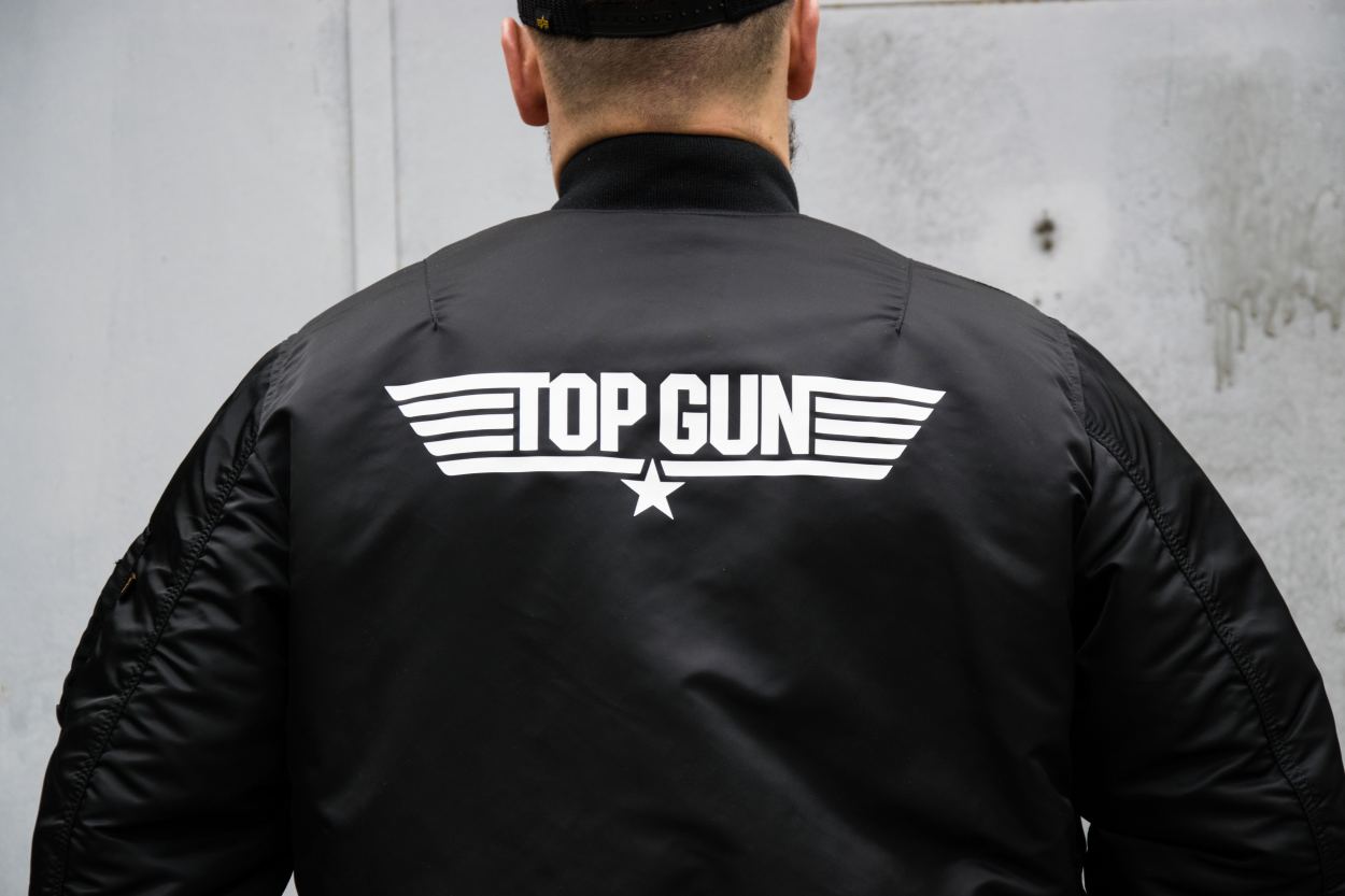 Надпись Top gun на спине черного бомбера Альфа Индастриз