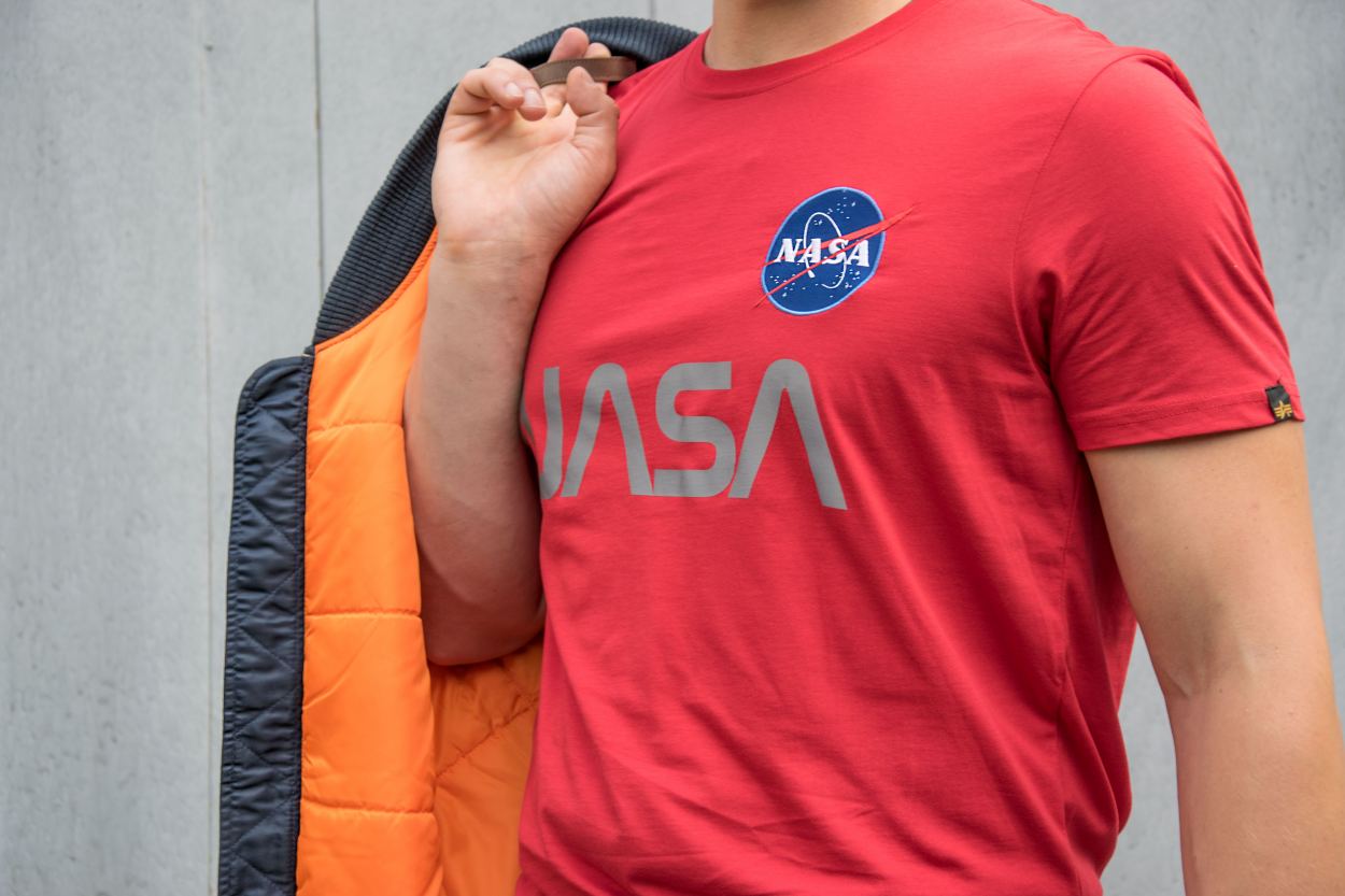 Красная футболка NASA reflective Alpha Industries