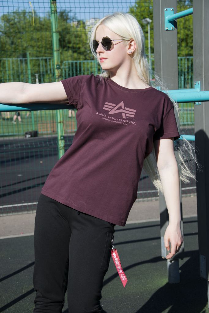 Женская футболка ALPHA INDUSTRIES LOGO T deep maroon (3).jpg