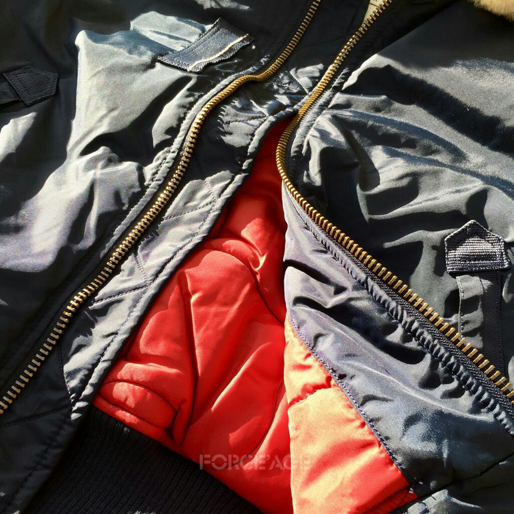 Яркая подкладка мужской куртки бомбера Альфа Индастриз Инжектор