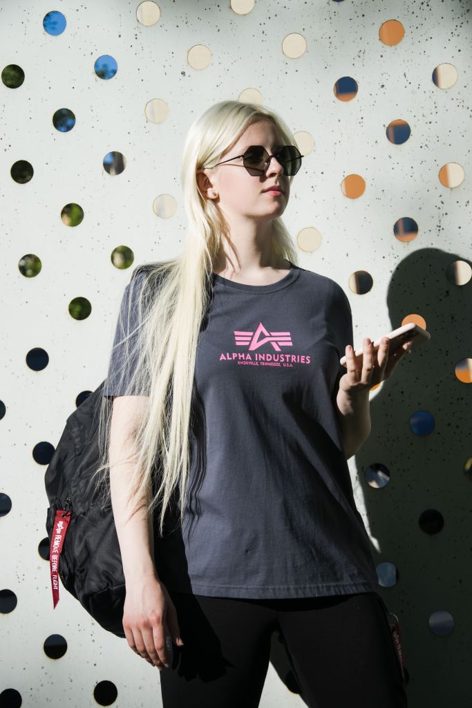 Женская футболка ALPHA INDUSTRIES NEW BASIC T grey blackneon pink (2).jpg