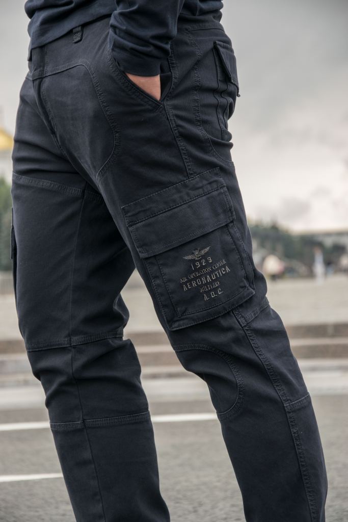 Брендовая вышивка на кармане брюк AERONAUTICA MILITARE