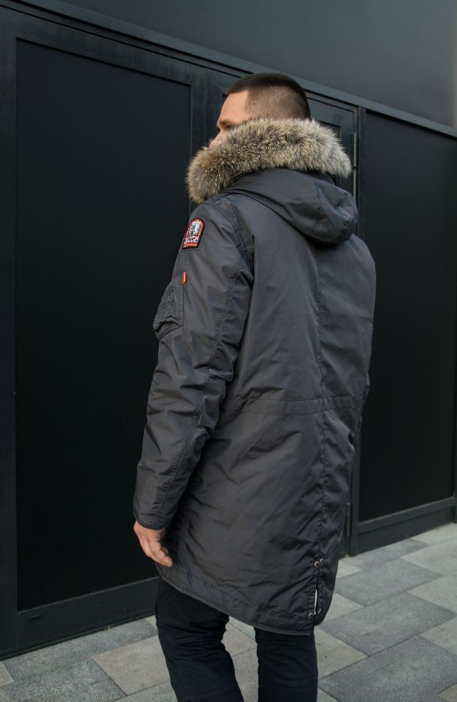 Удлинённая куртка-пуховик Parajumpers с декоративным так называемом рыбьим хвостом по низу спинки