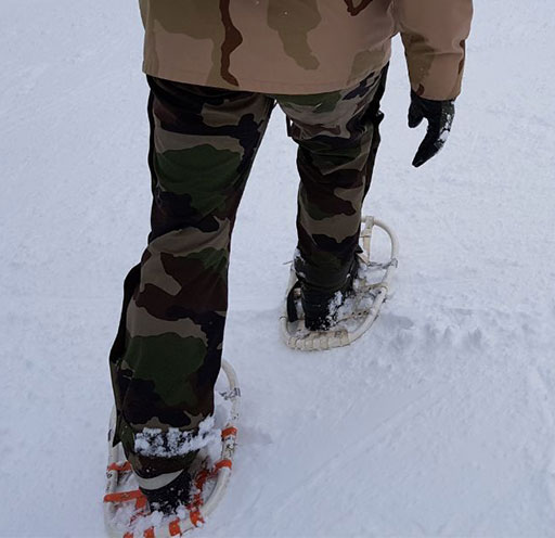В сравнение с лыжами, передвижение в снегоступах по снегу также удобно как ходьба в обычных ботинках по обычной дороге
