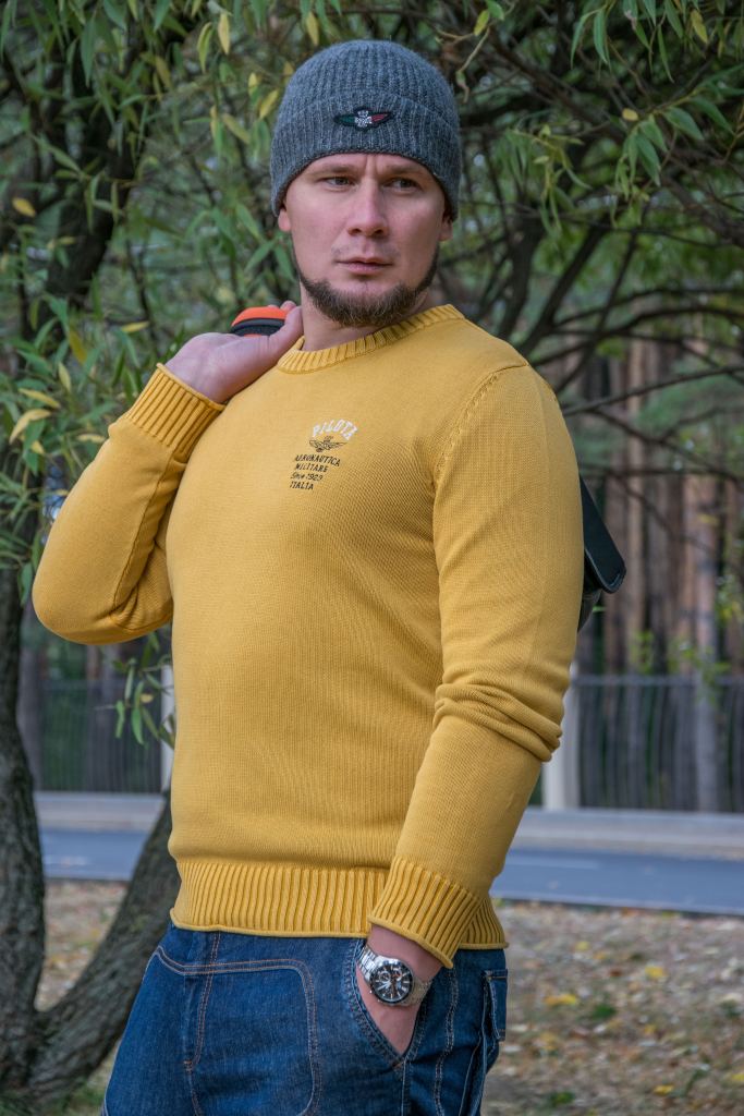 свитер с вышивкой