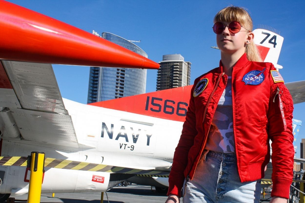 Женская куртка-бомбер лётная ALPHA INDUSTRIES VF NASA MA-1 speed red