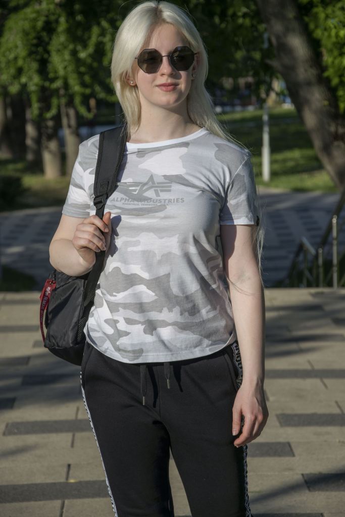 Женская-футболка-ALPHA-INDUSTRIES-NEW-CAMO-BASIC-T-white-camo-(2).jpg
