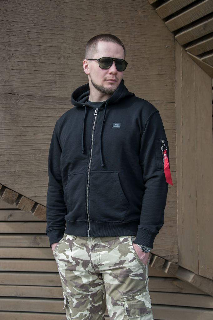 Лента Remove Before Flight на рукаве толстовки ALPHA INDUSTRIES X FIT ZIP HOODY