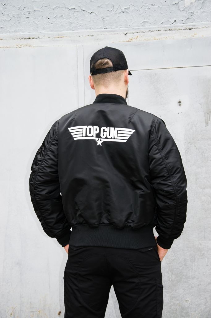 Надпись на спине бомбера ALPHA INDUSTRIES TOP GUN MA 1