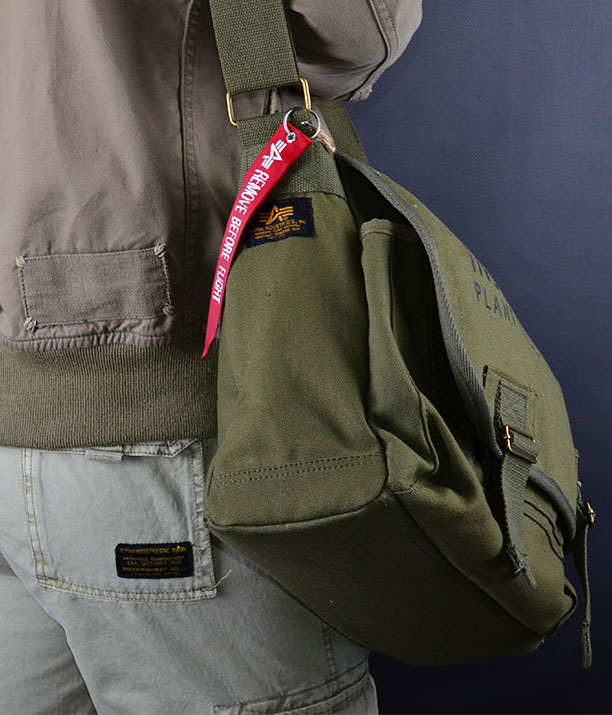 Сумка через плечо мужская ALPHA INDUSTRIES CARGO CANVAS BAG UTILITY выбрать и купить в Москве OLIVE сумка милитари альфа индастриз, лента remove before flight