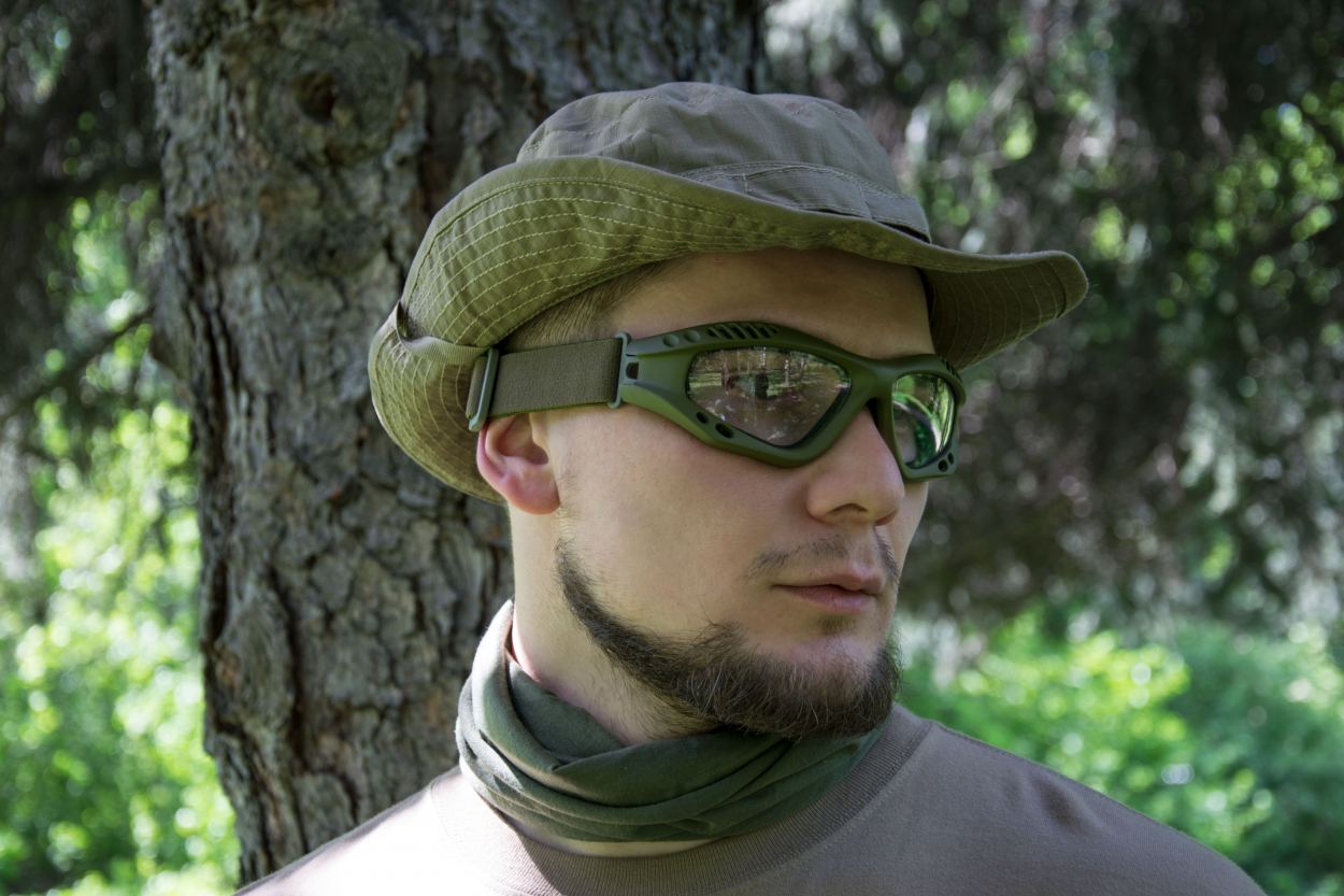 Защитные очки в зелёной оправе с прозрачной линзой