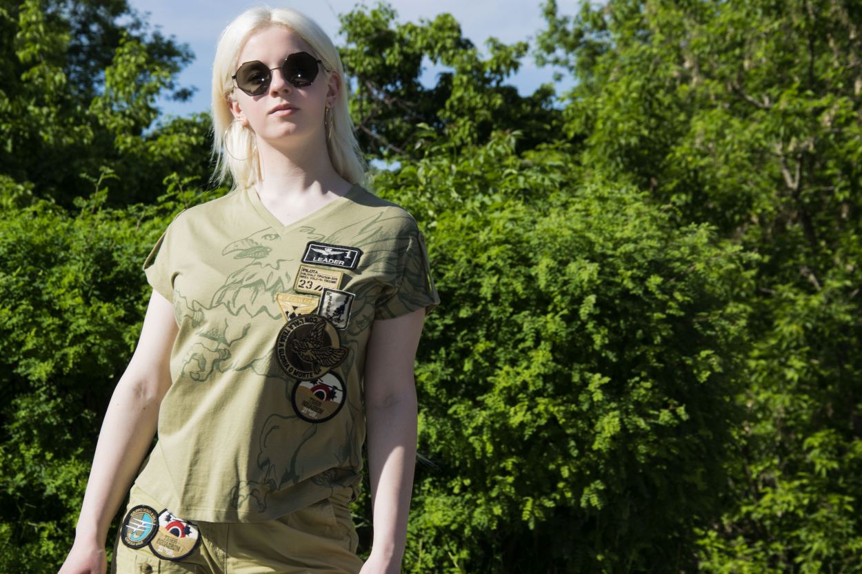 Женская футболка с нашивками Аэронавтика Милитаре
