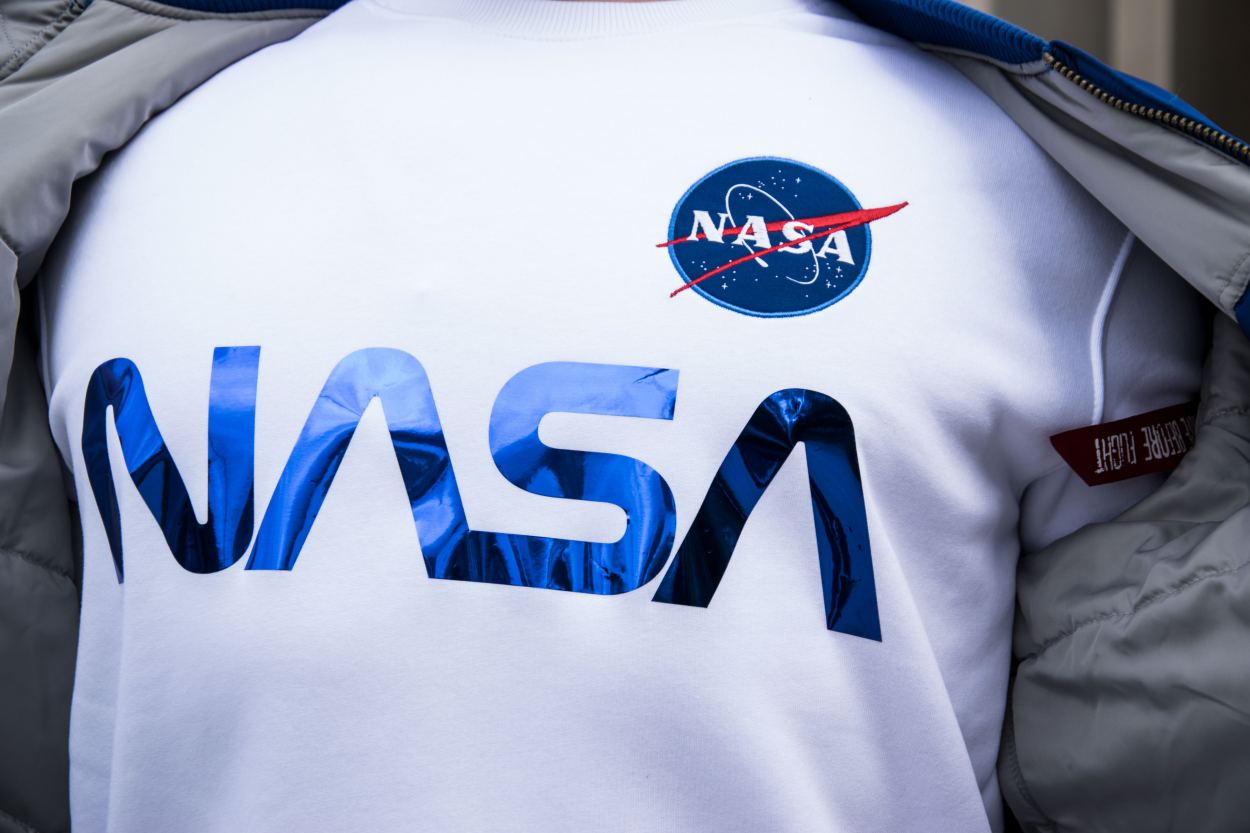 Белый свитшот NASA Alpha Industries